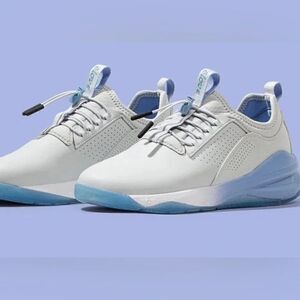 Clove Nursing Sneakers